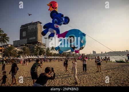 Pattaya, Thailand. 26. Februar 2023. Touristen und Einheimische genießen das Pattaya International Kite Festival in Pattaya, Thailand, am Montag, den 27. Februar 2023. Der Tourismus ist in den letzten Wochen nach Thailand zurückgekehrt, insbesondere chinesische Touristen, denen kürzlich wieder Auslandsreisen gestattet wurden. (Kreditbild: © Andre Malerba/ZUMA Press Wire) NUR REDAKTIONELLE VERWENDUNG! Nicht für den kommerziellen GEBRAUCH! Stockfoto