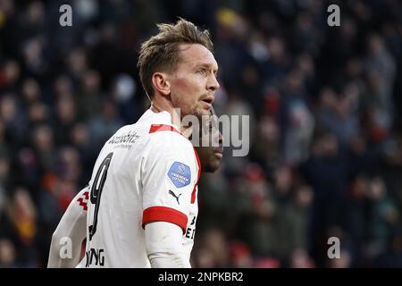 EINDHOVEN - (LR) Luuk de Jong von PSV Eindhoven, Johan Bakayoko von PSV Eindhoven feiern die 2-1. Weltmeisterschaft während des niederländischen Premier-League-Spiels zwischen PSV Eindhoven und FC Twente am 26. Februar 2023 im Phillips-Stadion in Eindhoven, Niederlande. ANP MAURICE VAN STONE Stockfoto