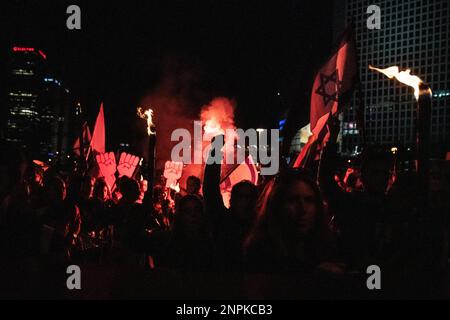 Israel. 25. Februar 2023. Ein Demonstrant erhebt sein Festmahl an der Menge, die den Ayalon Highway blockiert. Mehr als 150.000 Menschen protestierten in Tel Aviv gegen Netanjahus rechtsextreme Regierung und ihre umstrittene Rechtsreform. 21 Demonstranten wurden festgenommen, als sie die Autobahn von Ayalon blockierten. Februar 15. 2023. (Foto: Matan Golan/Sipa USA). Kredit: SIPA USA/Alamy Live News Stockfoto