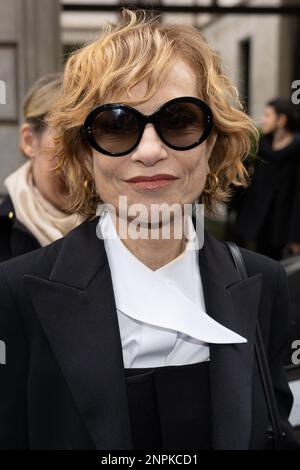 Isabelle Huppert besucht die Armani-Modenschau während der Mailänder Fashion Week Herbst-Winter 2023-24 in Mailand, Italien, am 26. Februar 2023. Foto: Marco Piovanotto/ABACAPRESS.COM Stockfoto