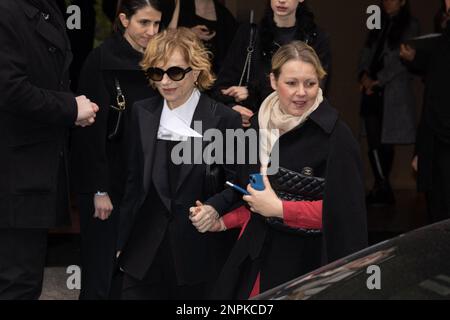 Isabelle Huppert besucht die Armani-Modenschau während der Mailänder Fashion Week Herbst-Winter 2023-24 in Mailand, Italien, am 26. Februar 2023. Foto: Marco Piovanotto/ABACAPRESS.COM Stockfoto