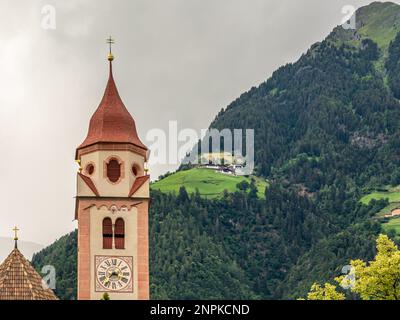 Glockenturm von St. Die Johannes-die-Baptistengemeinde-Kirche stammt aus dem Jahr 1164 im Dorf Tirol, Provinz Bozen, Südtirol, Norditalien - Europa Stockfoto