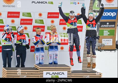 Planica, Slowenien. 26. Februar 2023. Julia Kern, Left, und Jessie Diggins, Right, springen vor Freude, nachdem sie die Bronzemedaille im Team-Sprint bei den FIS Nordic Ski World Championships 2023 in Planica, Slowenien, am 26. Februar 2023 gewonnen haben. John Lazenby/Alamy Live News Kredit: John Candler Lazenby/Alamy Live News Stockfoto