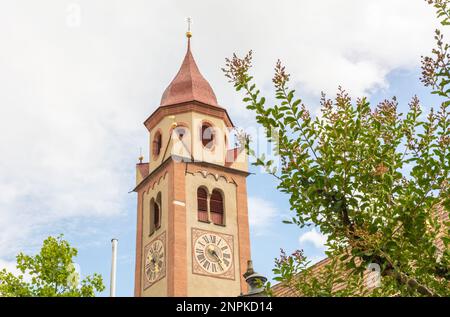 Glockenturm von St. Die Johannes-die-Baptistengemeinde-Kirche stammt aus dem Jahr 1164 im Dorf Tirol, Provinz Bozen, Südtirol, Norditalien - Europa Stockfoto