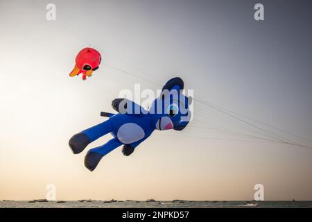 Pattaya, Thailand. 26. Februar 2023. Touristen und Einheimische genießen das Pattaya International Kite Festival in Pattaya, Thailand, am Montag, den 27. Februar 2023. Der Tourismus ist in den letzten Wochen nach Thailand zurückgekehrt, insbesondere chinesische Touristen, denen kürzlich wieder Auslandsreisen gestattet wurden. (Kreditbild: © Andre Malerba/ZUMA Press Wire) NUR REDAKTIONELLE VERWENDUNG! Nicht für den kommerziellen GEBRAUCH! Stockfoto