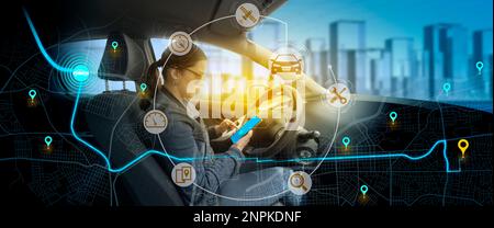 Stadtplan mit Wegmarkierungen und Symbolen von Auto, Satellit, Mechaniker mit Hintergrund einer jungen Frau, die hinter dem Steuer ihres Fahrzeugs sitzt Stockfoto