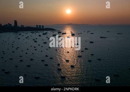 Pattaya, Thailand. 26. Februar 2023. Ein Drohnenfoto von Pattaya, Thailand, am Montag, den 27. Februar 2023. Der Tourismus ist in den letzten Wochen nach Thailand zurückgekehrt, insbesondere chinesische Touristen, denen kürzlich wieder Auslandsreisen gestattet wurden. (Kreditbild: © Andre Malerba/ZUMA Press Wire) NUR REDAKTIONELLE VERWENDUNG! Nicht für den kommerziellen GEBRAUCH! Stockfoto