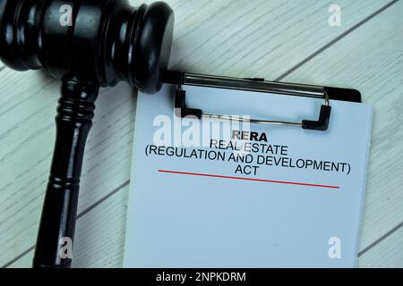 Konzept DER RERA - Real Estate Regulation and Development Act schreiben auf Papierkram isoliert auf Holztisch. Stockfoto