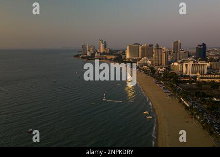 Pattaya, Thailand. 26. Februar 2023. Ein Drohnenfoto von Pattaya, Thailand, am Montag, den 27. Februar 2023. Der Tourismus ist in den letzten Wochen nach Thailand zurückgekehrt, insbesondere chinesische Touristen, denen kürzlich wieder Auslandsreisen gestattet wurden. (Kreditbild: © Andre Malerba/ZUMA Press Wire) NUR REDAKTIONELLE VERWENDUNG! Nicht für den kommerziellen GEBRAUCH! Stockfoto