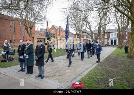 Warrington, Cheshire, Großbritannien. 26. Februar 2023. Herzog von Lancasters Regimentalverband, bei der Gedenkfeier für den Vorwurf von Pieter's Hill im Burerkrieg. Die Standards werden mit einer Parade ehemaliger Soldaten in Richtung Monument marschiert, während der Bürgermeister von Warrington und Consort den Service erwartet. Kredit: John Hopkins/Alamy Live News Stockfoto