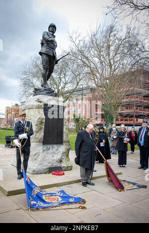 Warrington, Cheshire, Großbritannien. 26. Februar 2023. Herzog von Lancasters Regimentalverband, bei der Gedenkfeier für den Vorwurf von Pieter's Hill im Burerkrieg. Die Standards werden gesenkt, wenn die letzte Post und Reveille gespielt werden, nachdem LT. Colonel L. Taylor Duff, Honorar Colonel von der Herzog von Lancaster Regimental Association, die Zitatgutschrift John Hopkins/Alamy Live News gelesen hat Stockfoto