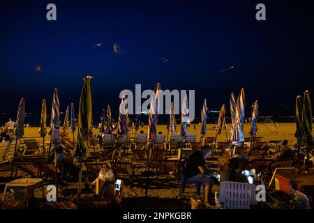 Pattaya, Thailand. 26. Februar 2023. Ein Drohnenfoto zeigt das Pattaya International Kite Festival in Pattaya, Thailand, am Montag, den 27. Februar 2023. Der Tourismus ist in den letzten Wochen nach Thailand zurückgekehrt, insbesondere chinesische Touristen, denen kürzlich wieder Auslandsreisen gestattet wurden. (Kreditbild: © Andre Malerba/ZUMA Press Wire) NUR REDAKTIONELLE VERWENDUNG! Nicht für den kommerziellen GEBRAUCH! Stockfoto