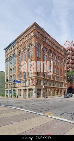 Pittsburgh Downtown: 109-115 Wood Street ist ein Paar von wegweisenden Ziegel- und Steinpapierfabriken und Lagergebäuden, die zu Büros umgebaut wurden. Stockfoto