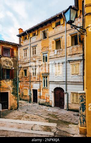 Altstadt von Lovran in Kroatien, unverwechselbare istrische Architektur mit abgenutzten Fassaden und hölzernen Fensterläden, selektiver Fokus Stockfoto