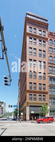 Pittsburgh Downtown: Renshaw Building, ein orangefarbenes, römisches Backsteingebäude an der Liberty Avenue 900 Block, ist Teil des Penn-Liberty Historic District. Stockfoto