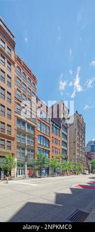 Pittsburgh Downtown: Backstein, Stein und Terrakotta auf der Liberty Avenue 900 Block, Teil des Penn-Liberty Historic District, Stockfoto