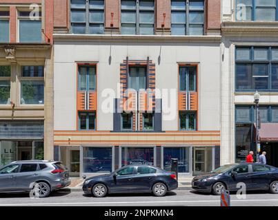 Pittsburgh Downtown: Die 911-913 Penn Avenue im historischen Viertel Penn-Liberty ist ein leuchtendes Prachtstück aus orangefarbenem und schwarzem Art déco. Stockfoto