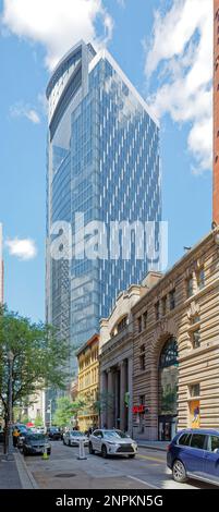 Pittsburgh Downtown: Wood Street mit Blick nach Norden; der Turm am PNC Plaza ist ein Zwerg historischer Low-Rises und spiegelt den Fifth Avenue Place in seiner Fassade wider. Stockfoto