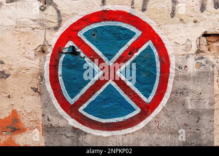 Kein Stoppen und kein Parkschild an einer alten abgenutzten Wand, handgemalte Verkehrsschilder Stockfoto