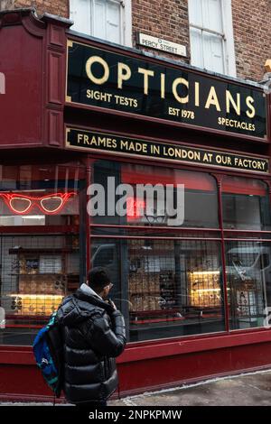 London, Großbritannien. 22. Februar 2023. Ein Mann blickt auf das Fenster des Opéra Optikerladens. Opera Opera wurde 1978 als Optikergeschäft im Einzelhandel und in der Herstellung gegründet. Kredit: Mark Kerrison/Alamy Live News Stockfoto