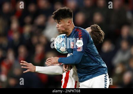 EINDHOVEN - (LR) Mees Hilgers vom FC Twente, Luuk de Jong von PSV Eindhoven während des niederländischen Premier-League-Spiels zwischen PSV Eindhoven und FC Twente im Phillips-Stadion am 26. Februar 2023 in Eindhoven, Niederlande. ANP MAURICE VAN STONE Stockfoto