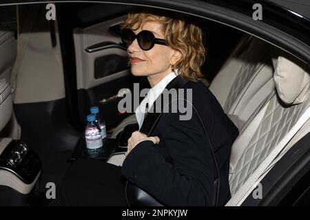 Mailand, Italien. 26. Februar 2023. Isabelle Huppert trifft am 26 2023. Februar während der Mailänder Fashion Week Herbst/Winter 2023/2024 in Mailand, Italien, auf der Giorgio Armani Modenschau ein (Foto von Mairo Cinquetti/NurPhoto). Gutschrift: NurPhoto SRL/Alamy Live News Stockfoto