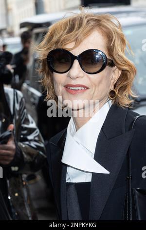 Mailand, Italien. 26. Februar 2023. Isabelle Huppert trifft am 26 2023. Februar während der Mailänder Fashion Week Herbst/Winter 2023/2024 in Mailand, Italien, auf der Giorgio Armani Modenschau ein (Foto von Mairo Cinquetti/NurPhoto). Gutschrift: NurPhoto SRL/Alamy Live News Stockfoto