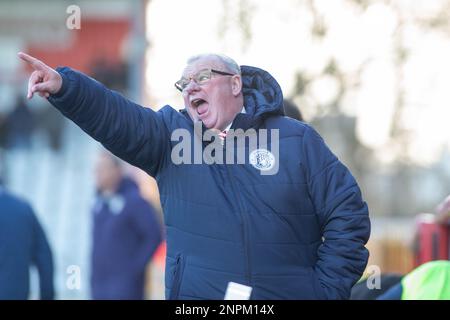 Fußballmanager Steve Evans stand während des Spiels auf der Kontaktlinie, während Manager des Stevenage Football Club Stockfoto