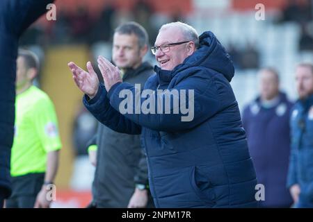 Fußballmanager Steve Evans stand während des Spiels auf der Kontaktlinie, während Manager des Stevenage Football Club Stockfoto