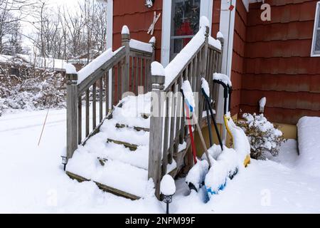 Treppen zum Eingang des Hauses mit Schnee bedeckt nach dem Schneesturm im Winter Stockfoto