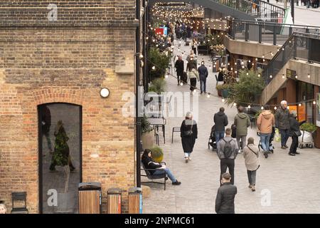 Coal Drops Yard ist ein Einkaufskomplex und ein öffentlicher Bereich in Privatbesitz, der Teil des Entwicklungsprogramms von King's Cross Central in London ist Stockfoto