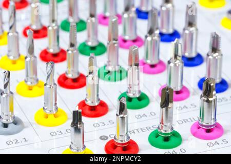 Nahaufnahme der Zahndüsen oder Bohrköpfe für den Bohrer. Zahnbohrer-Ausrüstung. Selektiver Fokus. Zahnhygiene und Gesundheitskonzept. Stockfoto