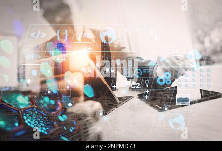 ChatGPT, Chat bot, KI oder künstliche Intelligenz. Geschäftsmann, der mit dem klugen Assistenten ChatGPT arbeitet. KI auf Daten globale Netzwerkverbindung Cyber. Stockfoto