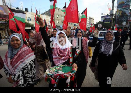 Rafah, Gaza. 26. Februar 2023. Anhänger der Demokratischen Front für die Befreiung Palästinas (DFLP) nehmen am Sonntag, den 26. Februar 2023, an einer Kundgebung in Rafah im südlichen Gazastreifen Teil, um das Westjordanland und die Palästinenser in israelischen Gefängnissen zu unterstützen und gegen den palästinensisch-israelischen Gipfel in Akaba vorzugehen. Foto: Ismael Mohamad/UPI Credit: UPI/Alamy Live News Stockfoto