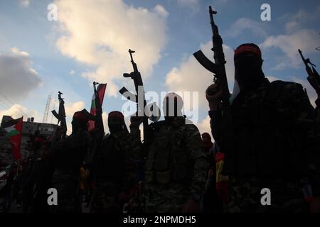 Rafah, Gaza. 26. Februar 2023. Maskierte palästinensische Kämpfer der Demokratischen Front für die Befreiung Palästinas (DFLP) nehmen am Sonntag, den 26. Februar 2023, an einer Parade in Rafah im südlichen Gazastreifen Teil, um das Westjordanland und die Palästinenser in israelischen Gefängnissen zu unterstützen und gegen den palästinensisch-israelischen Gipfel in Akaba vorzugehen. Foto: Ismael Mohamad/UPI Credit: UPI/Alamy Live News Stockfoto