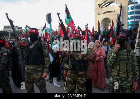 Rafah, Gaza. 26. Februar 2023. Maskierte palästinensische Kämpfer der Demokratischen Front für die Befreiung Palästinas (DFLP) nehmen am Sonntag, den 26. Februar 2023, an einer Parade in Rafah im südlichen Gazastreifen Teil, um das Westjordanland und die Palästinenser in israelischen Gefängnissen zu unterstützen und gegen den palästinensisch-israelischen Gipfel in Akaba vorzugehen. Foto: Ismael Mohamad/UPI Credit: UPI/Alamy Live News Stockfoto