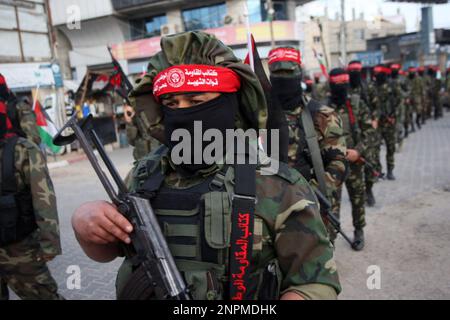 Rafah, Gaza. 26. Februar 2023. Maskierte palästinensische Kämpfer der Demokratischen Front für die Befreiung Palästinas (DFLP) nehmen am Sonntag, den 26. Februar 2023, an einer Parade in Rafah im südlichen Gazastreifen Teil, um das Westjordanland und die Palästinenser in israelischen Gefängnissen zu unterstützen und gegen den palästinensisch-israelischen Gipfel in Akaba vorzugehen. Foto: Ismael Mohamad/UPI Credit: UPI/Alamy Live News Stockfoto