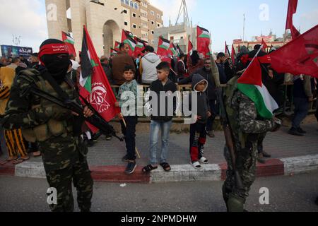 Rafah, Gaza. 26. Februar 2023. Maskierte palästinensische Kämpfer der Demokratischen Front für die Befreiung Palästinas (DFLP) nehmen am Sonntag, den 26. Februar 2023, an einer Parade in Rafah im südlichen Gazastreifen Teil, um das Westjordanland und die Palästinenser in israelischen Gefängnissen zu unterstützen und gegen den palästinensisch-israelischen Gipfel in Akaba vorzugehen. Foto: Ismael Mohamad/UPI Credit: UPI/Alamy Live News Stockfoto