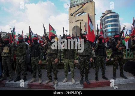 Rafah, Gaza. 26. Februar 2023. Maskierte palästinensische Kämpfer der Demokratischen Front für die Befreiung Palästinas (DFLP) nehmen am Sonntag, den 26. Februar 2023, an einer Parade in Rafah im südlichen Gazastreifen Teil, um das Westjordanland und die Palästinenser in israelischen Gefängnissen zu unterstützen und gegen den palästinensisch-israelischen Gipfel in Akaba vorzugehen. Foto: Ismael Mohamad/UPI Credit: UPI/Alamy Live News Stockfoto