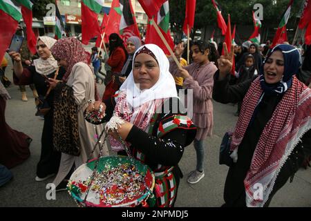 Rafah, Gaza. 26. Februar 2023. Anhänger der Demokratischen Front für die Befreiung Palästinas (DFLP) nehmen am Sonntag, den 26. Februar 2023, an einer Kundgebung in Rafah im südlichen Gazastreifen Teil, um das Westjordanland und die Palästinenser in israelischen Gefängnissen zu unterstützen und gegen den palästinensisch-israelischen Gipfel in Akaba vorzugehen. Foto: Ismael Mohamad/UPI Credit: UPI/Alamy Live News Stockfoto