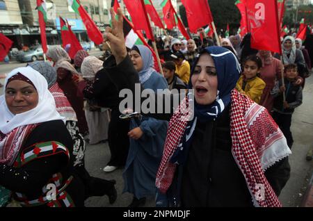 Rafah, Gaza. 26. Februar 2023. Anhänger der Demokratischen Front für die Befreiung Palästinas (DFLP) nehmen am Sonntag, den 26. Februar 2023, an einer Kundgebung in Rafah im südlichen Gazastreifen Teil, um das Westjordanland und die Palästinenser in israelischen Gefängnissen zu unterstützen und gegen den palästinensisch-israelischen Gipfel in Akaba vorzugehen. Foto: Ismael Mohamad/UPI Credit: UPI/Alamy Live News Stockfoto