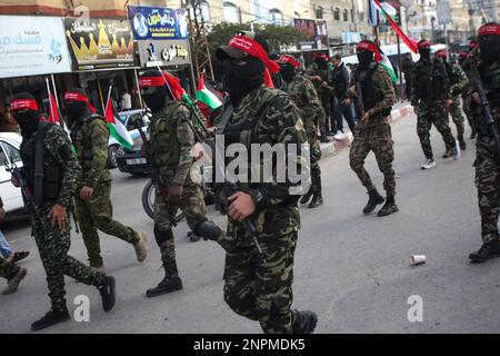 Rafah, Gaza. 26. Februar 2023. Maskierte palästinensische Kämpfer der Demokratischen Front für die Befreiung Palästinas (DFLP) nehmen am Sonntag, den 26. Februar 2023, an einer Parade in Rafah im südlichen Gazastreifen Teil, um das Westjordanland und die Palästinenser in israelischen Gefängnissen zu unterstützen und gegen den palästinensisch-israelischen Gipfel in Akaba vorzugehen. Foto: Ismael Mohamad/UPI Credit: UPI/Alamy Live News Stockfoto