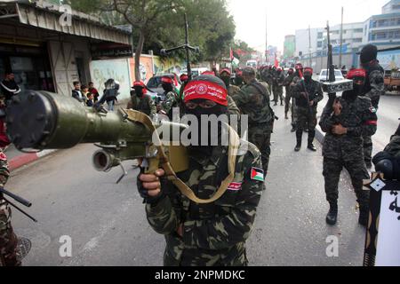 Rafah, Gaza. 26. Februar 2023. Maskierte palästinensische Kämpfer der Demokratischen Front für die Befreiung Palästinas (DFLP) nehmen am Sonntag, den 26. Februar 2023, an einer Parade in Rafah im südlichen Gazastreifen Teil, um das Westjordanland und die Palästinenser in israelischen Gefängnissen zu unterstützen und gegen den palästinensisch-israelischen Gipfel in Akaba vorzugehen. Foto: Ismael Mohamad/UPI Credit: UPI/Alamy Live News Stockfoto