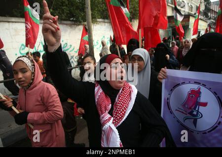 Rafah, Gaza. 26. Februar 2023. Anhänger der Demokratischen Front für die Befreiung Palästinas (DFLP) nehmen am Sonntag, den 26. Februar 2023, an einer Kundgebung in Rafah im südlichen Gazastreifen Teil, um das Westjordanland und die Palästinenser in israelischen Gefängnissen zu unterstützen und gegen den palästinensisch-israelischen Gipfel in Akaba vorzugehen. Foto: Ismael Mohamad/UPI Credit: UPI/Alamy Live News Stockfoto