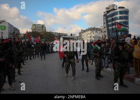 Rafah, Gaza. 26. Februar 2023. Maskierte palästinensische Kämpfer der Demokratischen Front für die Befreiung Palästinas (DFLP) nehmen am Sonntag, den 26. Februar 2023, an einer Parade in Rafah im südlichen Gazastreifen Teil, um das Westjordanland und die Palästinenser in israelischen Gefängnissen zu unterstützen und gegen den palästinensisch-israelischen Gipfel in Akaba vorzugehen. Foto: Ismael Mohamad/UPI Credit: UPI/Alamy Live News Stockfoto