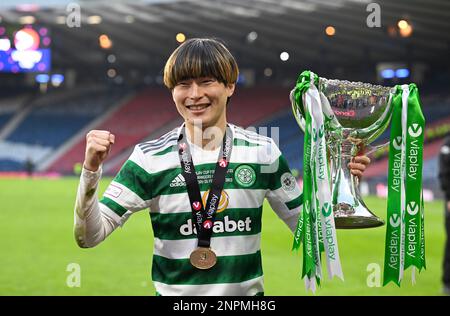 Glasgow, Großbritannien. 26. Februar 2023. Kyogo Furuhashi von Celtic mit dem Scottish League Cup im Hampden Park, Glasgow. Der Bildausdruck sollte lauten: Neil Hanna/Sportimage Credit: Sportimage/Alamy Live News Stockfoto