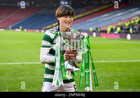 Glasgow, Großbritannien. 26. Februar 2023. Kyogo Furuhashi von Celtic mit dem Scottish League Cup im Hampden Park, Glasgow. Der Bildausdruck sollte lauten: Neil Hanna/Sportimage Credit: Sportimage/Alamy Live News Stockfoto