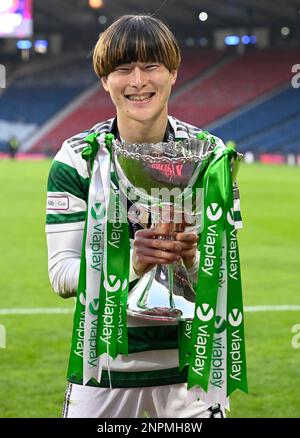 Glasgow, Großbritannien. 26. Februar 2023. Kyogo Furuhashi von Celtic mit dem Scottish League Cup im Hampden Park, Glasgow. Der Bildausdruck sollte lauten: Neil Hanna/Sportimage Credit: Sportimage/Alamy Live News Stockfoto