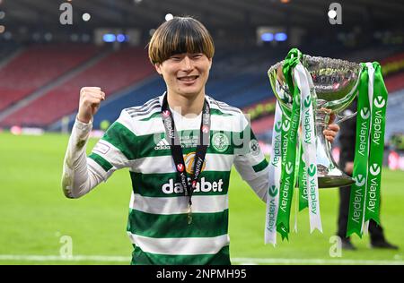 Glasgow, Großbritannien. 26. Februar 2023. Kyogo Furuhashi von Celtic mit dem Scottish League Cup im Hampden Park, Glasgow. Der Bildausdruck sollte lauten: Neil Hanna/Sportimage Credit: Sportimage/Alamy Live News Stockfoto