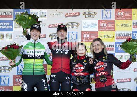 Dutch Manon Bakker, Dutch Annemarie Worst und Dutch Denise Betsema und ihre Tochter Wolf bildeten auf dem Podium nach dem Frauenelitenrennen beim Cyclocross-Rennen „Internationale Sluitingsprijs Oostmalle“ am Sonntag, dem 26. Februar 2023, in Oostmalle, dem letzten Rennen der Saison 2022-2023. BELGA FOTO KRISTOF VAN ACCOM Stockfoto